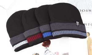 Détail de quatre bonnets en tricot avec poignets rayés et écusson étoile variés