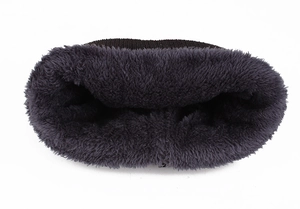 Détail de la doublure en polaire grise épaisse et du tissu tricoté noir du bonnet d'hiver