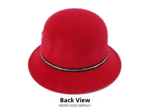 Vue arrière d'un chapeau cloche d'hiver rouge en fausse fourrure avec bande décorative