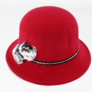 Chapeau cloche rouge élégant en fausse fourrure pour femme avec ruban et pompon doux