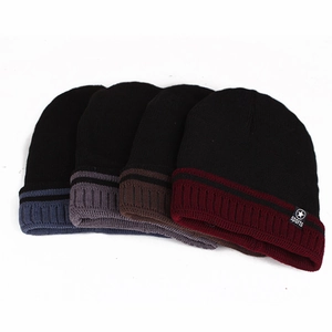 Bonnets d'hiver tricotés doublés polaire pour hommes en bleu marine, gris, marron et bordeaux