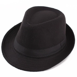 Détail d'un chapeau fedora en laine noire avec ruban élégant et bord incurvé classique