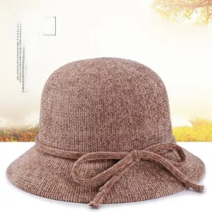 Détail d'un chapeau cloche en tricot marron avec texture douce et nœud décoratif élégant