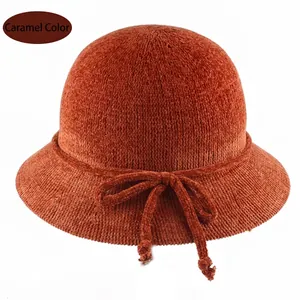 Vue détaillée d'un chapeau cloche en tricot caramel avec texture pelucheuse et nœud