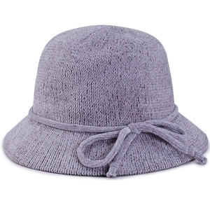 Chapeau cloche tricoté violet clair pour femme avec texture douce et détail nœud papillon