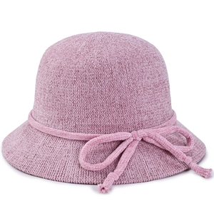 Détail du chapeau cloche en tricot rose avec un nœud décoratif en chenille et texture