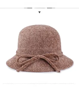 Détail du chapeau cloche en chenille marron avec texture verticale et nœud décoratif