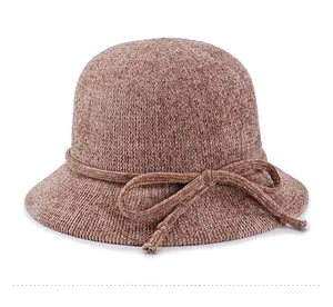 Détail d'un chapeau cloche en tricot marron avec un nœud et une texture côtelée