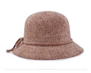 Détail du chapeau cloche en chenille tricoté camel avec nœud décoratif pour l'hiver