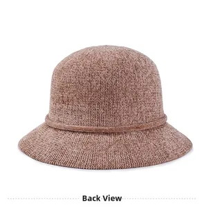 Vue arrière du chapeau cloche en tricot marron avec ruban décoratif tissé