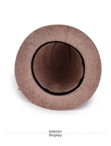 Détail intérieur du chapeau cloche en tricot marron avec bandeau et cordon de serrage