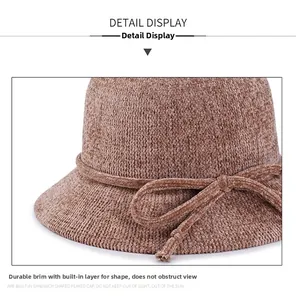 Détail d'un chapeau cloche en tricot kaki avec texture riche et nceud décoratif élégant
