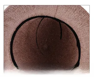 Vue détaillée du cordon de serrage réglable et du bandeau intérieur du bonnet en tricot