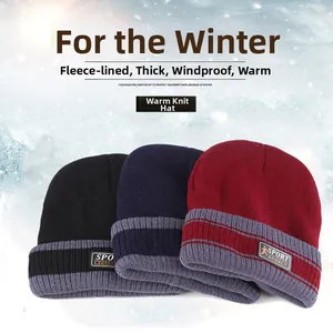 Détail des bonnets d'hiver épais avec doublure polaire en noir bleu marine et bordeaux