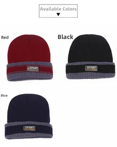 Trois bonnets de sport en tricot rouge, noir et bleu avec écussons brodés SPORT