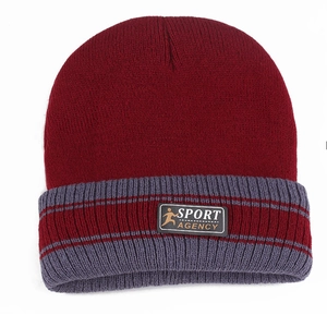 Détail du bonnet d'hiver avec revers rayé et écusson brodé de Sport Agency