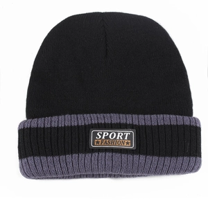 Détail du bonnet en tricot côtelé avec revers rayé et écusson Sport Fashion