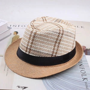 Gros plan détaillé du chapeau de paille d'été avec tissage vintage et ruban noir