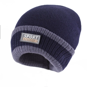 Bonnet d'hiver en maille pour hommes en bleu foncé avec rayures grises et écusson