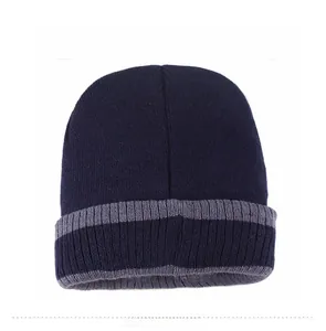 Détail du bonnet d'hiver montrant la maille côtelée et le revers rayé bleu et gris