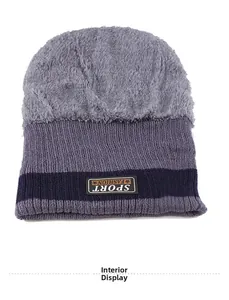 Détail du bonnet d'hiver avec doublure en peluche grise douce et maille tricotée