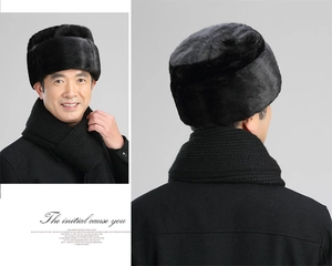Détail du bonnet d'hiver noir en fausse fourrure pour homme âgé avec ensemble écharpe tricotée
