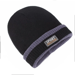 Bonnet d'hiver en maille noire avec rayures grises et étiquette tissée Sport Fashion