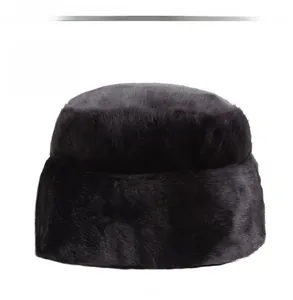 Gros plan sur la texture en fausse fourrure noire d'un bonnet d'hiver pour homme
