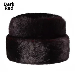 Détail du bonnet d'hiver en fausse fourrure rouge foncé avec une texture douce et dense