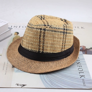 Détail de la texture d'un chapeau de paille d'été avec motif à carreaux sur un magazine