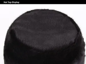 Vue de dessus détaillée d'un chapeau d'hiver en fausse fourrure noire à texture dense