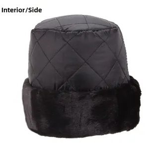 Vue latérale du chapeau cloche d'hiver matelassé avec fausse fourrure noire coupe-vent
