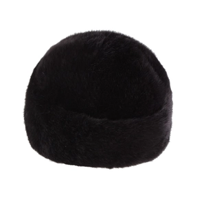 Détail de la texture en fausse fourrure noire sur un bonnet d'hiver chaud pour hommes