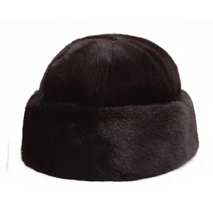 Détail de la toque en fausse fourrure marron café montrant la texture dense et brillante