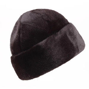 Détail du chapeau d'hiver en fausse fourrure marron foncé avec bord roulé épais pour homme