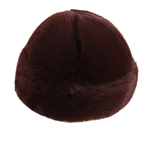 Détail du chapeau d'hiver en fausse fourrure marron foncé avec texture pelucheuse