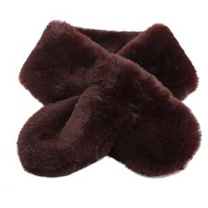 Détail du bonnet d'hiver en fausse fourrure marron foncé avec protection d'oreilles