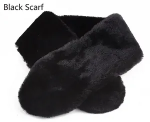 Détail de la doublure en fausse fourrure noire douce d'un bonnet d'hiver pour homme