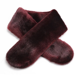 Détail d'une écharpe d'hiver en fausse fourrure rouge bordeaux à texture pelucheuse