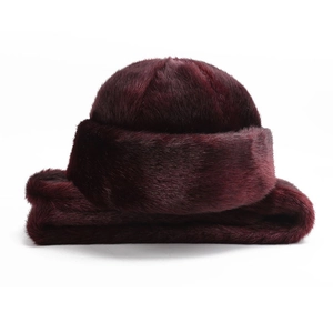 Détail du chapeau en fausse fourrure bordeaux avec protection épaisse pour oreilles