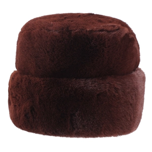 Détail d'un bonnet d'hiver en fausse fourrure brun rouge foncé avec doublure épaisse