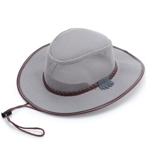 Cappello da sole grigio traspirante con tesa larga, fascia marrone e decoro piuma