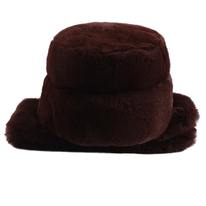 Détail de la fourrure synthétique et protection des oreilles du chapeau d'hiver