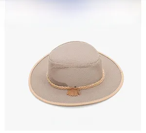 Dettaglio del cappello da sole in rete kaki chiaro con finiture in corda intrecciata marrone