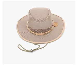 Dettaglio cappello parasole kaki con rete traspirante e cinturino in pelle intrecciata