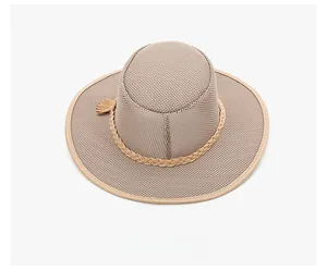 Dettaglio del cappello da sole in mesh kaki con tesa larga e vista posteriore traspirante