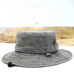 Dettaglio cappello da sole grigio scuro con fori di ventilazione e cordino regolabile