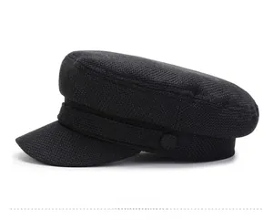 Vue détaillée latérale d'un bonnet de marin en tweed noir avec bouton décoratif