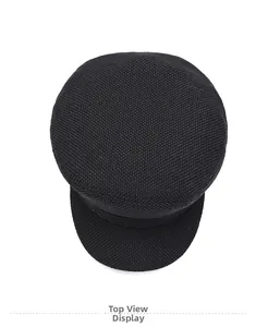 Vue de dessus d'un chapeau en tricot noir montrant la texture tissée et la couronne ronde