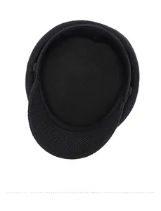 Vue détaillée de la doublure intérieure et des coutures de la casquette noire tricotée